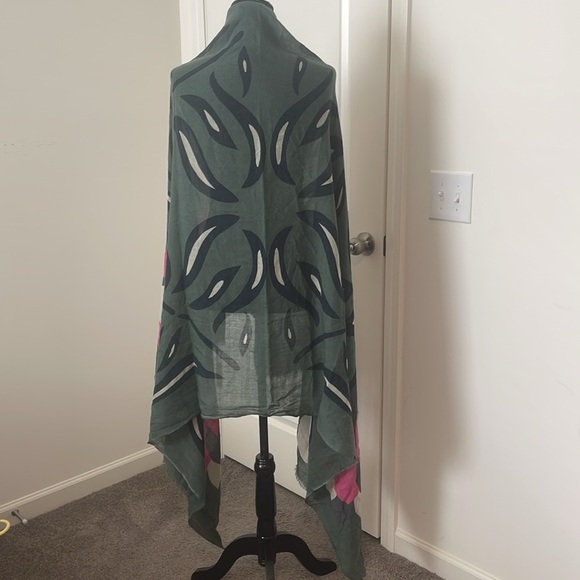 NWT Les Belles Vagabondes 100% Wool  Oversized Scarf Mini Throw NWT - Picture 2 of 5